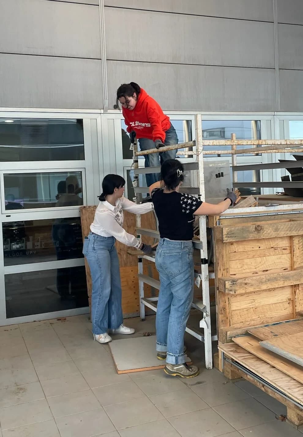 Estudiantes de Azalea montando estructura auxiliar y material de trabajo en el campus de la UPV.